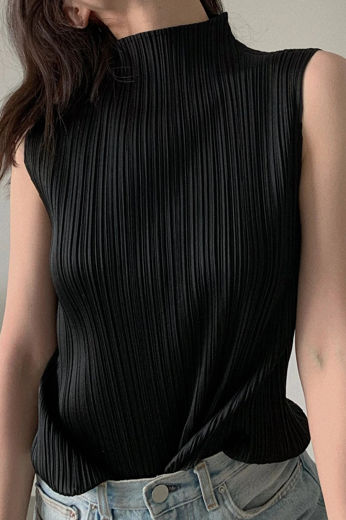 Miyake Pleated Elegant Fashion Temperament Solid Color Half High Neck Sleeveless Women's Vest 2025 Summer New Breathable Top